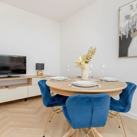 Bright Beige With Furnished Balcony And Parking In By Renters Apartment *